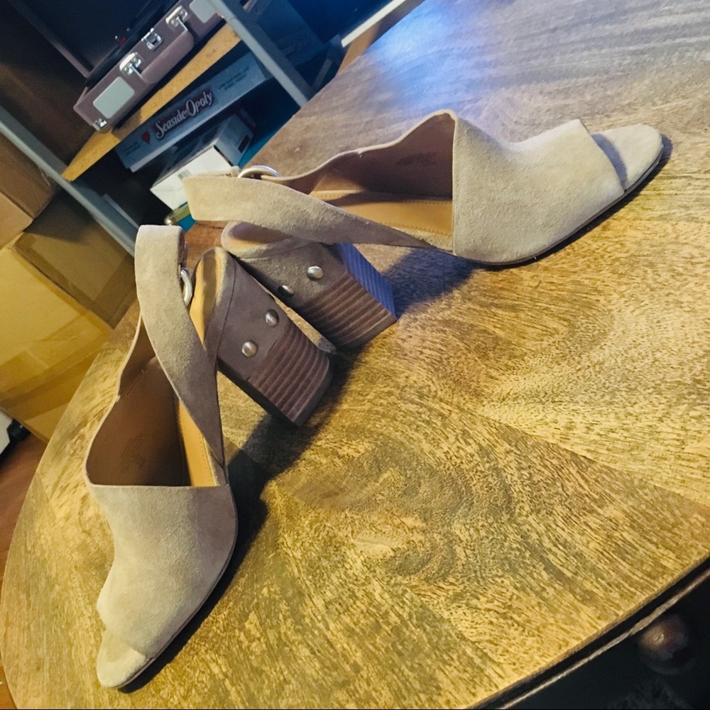 Marc Fisher Waleis Peep Toe Heels NEW - Picture 7 of 8